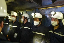 Phó Thủ tướng Lê Văn Thành xuống hầm mỏ, động viên công nhân ngành than