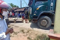 Thương tâm bố lùi xe tải vô tình cán con trai gần 2 tuổi tử vong