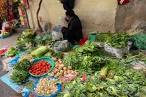 Đi chợ đầu năm: Hải sản tăng giá vùn vụt, hoa tươi rẻ hơn trước Tết