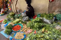 Đi chợ đầu năm: Hải sản tăng giá vùn vụt, hoa tươi rẻ hơn trước Tết