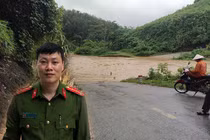 Phó trưởng công an xã lao mình xuống dòng lũ xiết để cứu người