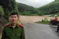Phó trưởng công an xã lao mình xuống dòng lũ xiết để cứu người