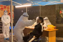 Xuyên đêm xét nghiệm COVID-19 cho toàn bộ dân cư tòa nhà 88 Láng Hạ