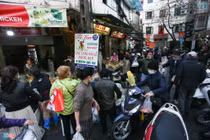 Chen nhau mua gà ngậm hoa hồng cúng giao thừa