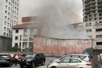 Khói lửa nghi ngút cạnh bãi xe, hàng chục ô tô tháo chạy