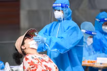 Tiêm vacxin phòng Covid-19 ở Hà Nội, ngàn người xếp hàng chờ 