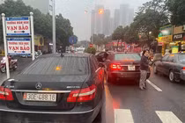 "Oan gia ngõ hẹp", 2 ô tô biển giống hệt nhau đụng mặt trên phố 