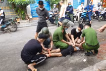 Khống chế người đàn ông chặn ô tô xin tiền, dọa giết người đi đường