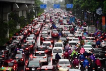 Người đi đường chật vật trong trận mưa sáng đầu tuần