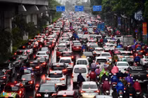 Người đi đường chật vật trong trận mưa sáng đầu tuần