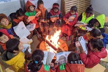 Nhói lòng cảnh học sinh miền núi đốt lửa sưởi ấm trong băng giá