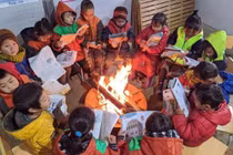 Nhói lòng cảnh học sinh miền núi đốt lửa sưởi ấm trong băng giá