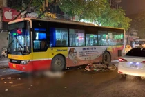 Xe buýt va chạm với xe máy khiến 1 người tử vong