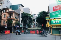 Cận cảnh đoạn phố Đội Cấn được phong tỏa vì liên quan COVID-19