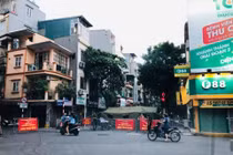 Cận cảnh đoạn phố Đội Cấn được phong tỏa vì liên quan COVID-19