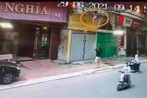 Video: Bé gái 4 tuổi rơi từ tầng 2 được người đi đường hứng đỡ