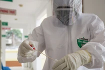 Lấy mẫu xét nghiệm Covid-19 với người tử vong ở Tam Đảo