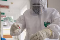 Lấy mẫu xét nghiệm Covid-19 với người tử vong ở Tam Đảo