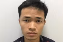 Nữ sinh bị nam thanh niên cầm dao kề cổ cướp tài sản trong đêm