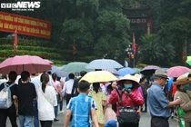 Du khách nườm nượp đội mưa đổ về Đền Hùng trong ngày khai hội