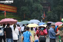 Du khách nườm nượp đội mưa đổ về Đền Hùng trong ngày khai hội