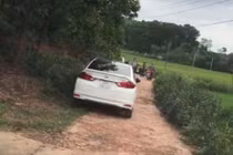 Bé gái 5 tuổi bị bác ruột chém tử vong