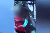 Video: Nhắc nhở đeo khẩu trang cán bộ chốt COVID-19 bị đấm 