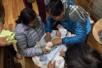 Bức thư người mẹ bỏ bé trai sơ sinh trước cổng chùa viết gì?