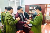 Bắt giam hiệu trưởng vì chiếm đoạt tiền của giáo viên và học sinh