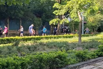 Người dân bỏ qua quy định phòng COVID-19, tập trung đông người đi thể dục