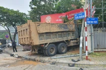 Sau va chạm, xe tải húc đổ tường trường học ở Hà Nội