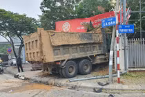 Sau va chạm, xe tải húc đổ tường trường học ở Hà Nội