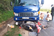 2 xe máy va chạm với xe tải khiến 1 người chết tại chỗ