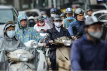 Hà Nội trời tối đen ngày đầu tuần, xe tắc nghẹt trong mưa gió