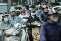 Hà Nội trời tối đen ngày đầu tuần, xe tắc nghẹt trong mưa gió