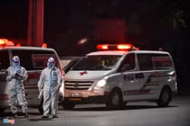 F0, F1 ở Thanh Xuân Trung ôm hành lý rời nhà đi cách ly lúc nửa đêm