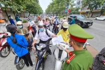 COVID-19: Ngày đầu Hà Nội siết chặt lý do ra đường