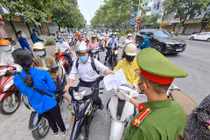 COVID-19: Ngày đầu Hà Nội siết chặt lý do ra đường