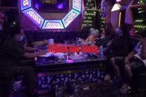 Video: Đột kích quán karaoke lúc 1 giờ sáng, CA phát hiện nhiều “chân dài” đang bay lắc