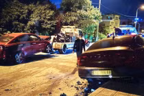 Video: 2 xế hộp "húc nhau", người chạy xe máy gặp nạn không ngờ