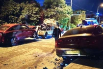 Video: 2 xế hộp "húc nhau", người chạy xe máy gặp nạn không ngờ