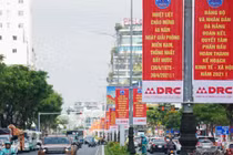 Mừng đại lễ 30/4, đường phố Đà Nẵng rợp sắc đỏ 