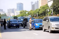 Hình ảnh tổ công tác đặc biệt kiểm tra người lưu thông trong nội đô Hà Nội