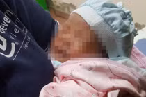 Phát hiện bé sơ sinh bị bỏ rơi trong đêm ở trạm y tế 