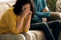 "Chồng ghen tuông kiểm soát, cấm tôi gặp bất kỳ ai trừ anh ta"