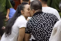 Bị tuyên tử hình, trùm ma túy Văn Kính Dương "tranh thủ" hôn Ngọc Miu