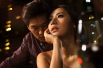 Chồng lén đi du lịch với bồ trẻ, vợ lên kế hoạch xuất hiện bất ngờ để vạch mặt