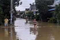 Mưa rất to ở Bình Định khiến hàng ngàn căn nhà bị ngập sâu