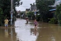 Mưa rất to ở Bình Định khiến hàng ngàn căn nhà bị ngập sâu