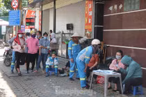 Hà Nội: Hàng trăm công nhân vệ sinh rơi nước mắt khi nhận tiền lương bị nợ